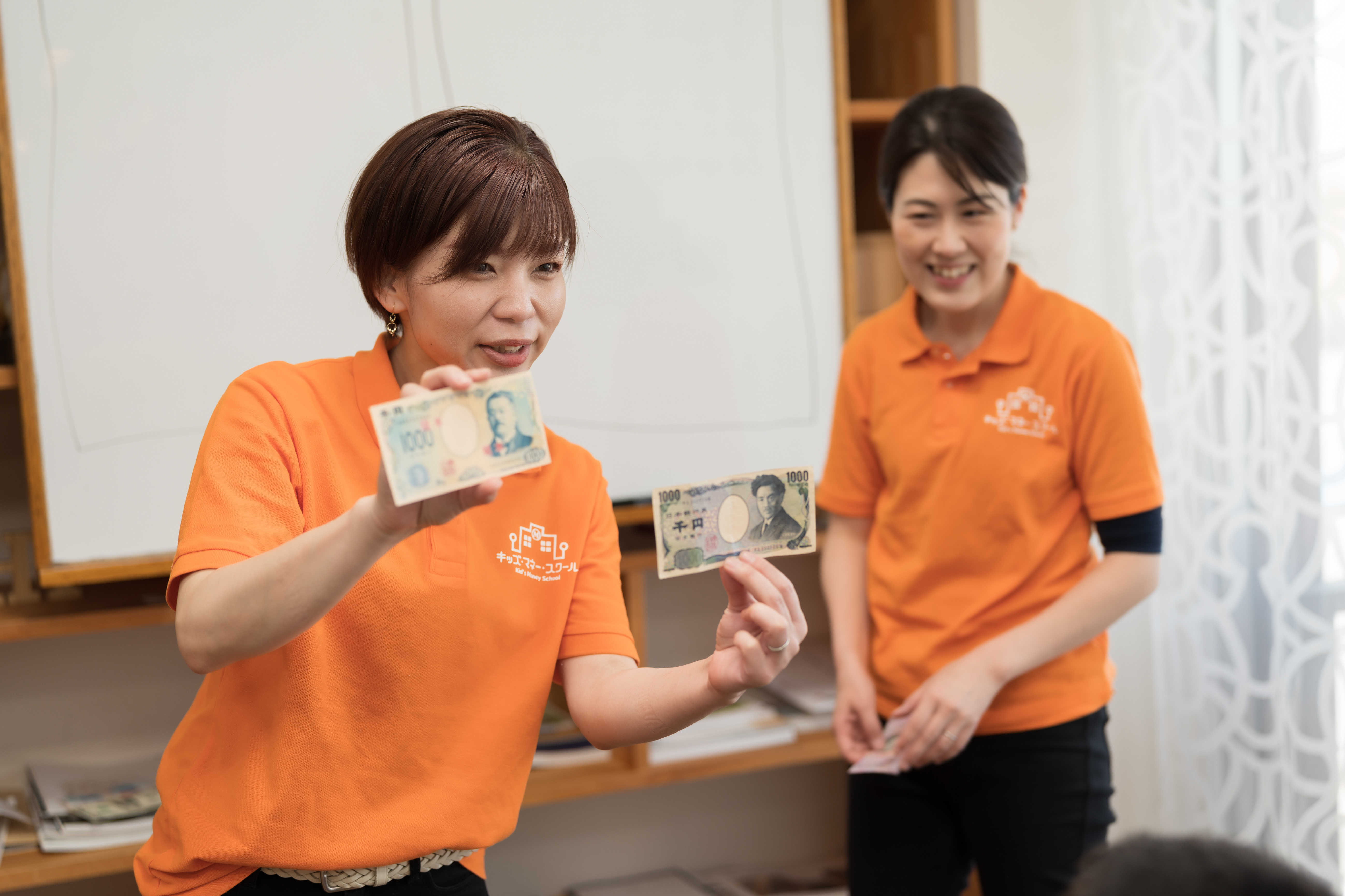 売る